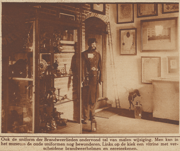 870914 Afbeelding van enkele voorwerpen in een tentoonstellingszaal van het onlangs geopende Nederlands Brandweermuseum ...